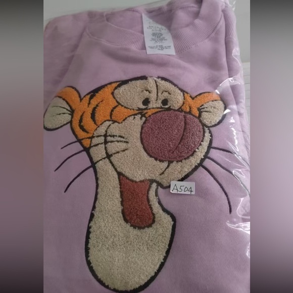L 2025 Disneyland Resort Tigger Embroidered Winnie Sweatshirt Pullover Purple - Picture 4 of 4